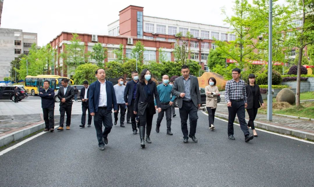 韩俊峰深入松桃职校考察东西部协作工作