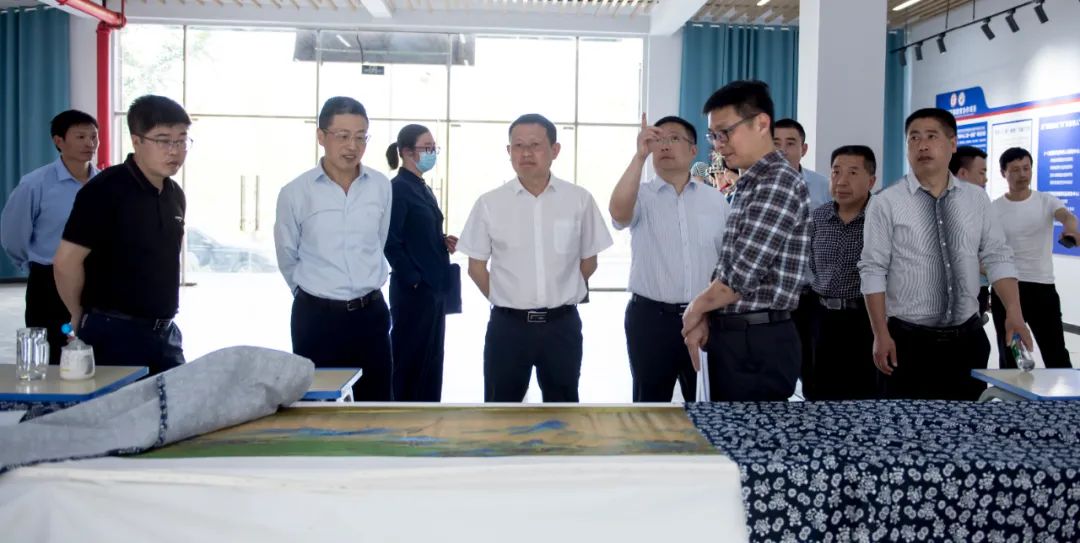 龙群跃深入松桃中等职业学校调研