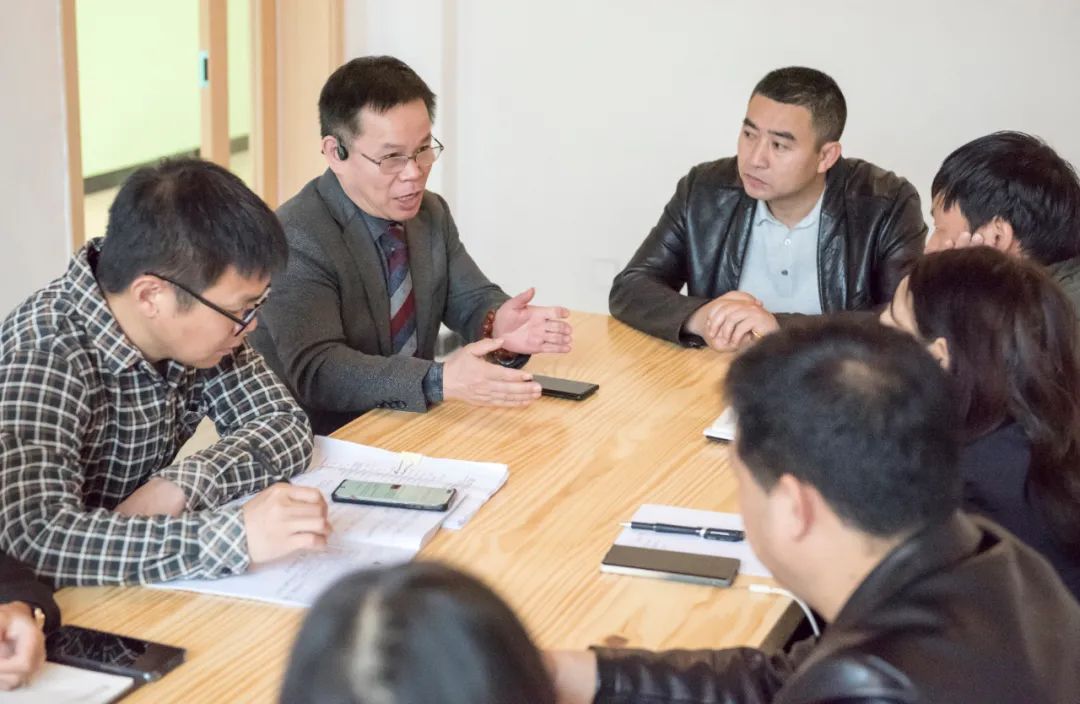 王国宗来校调研服装专业建设