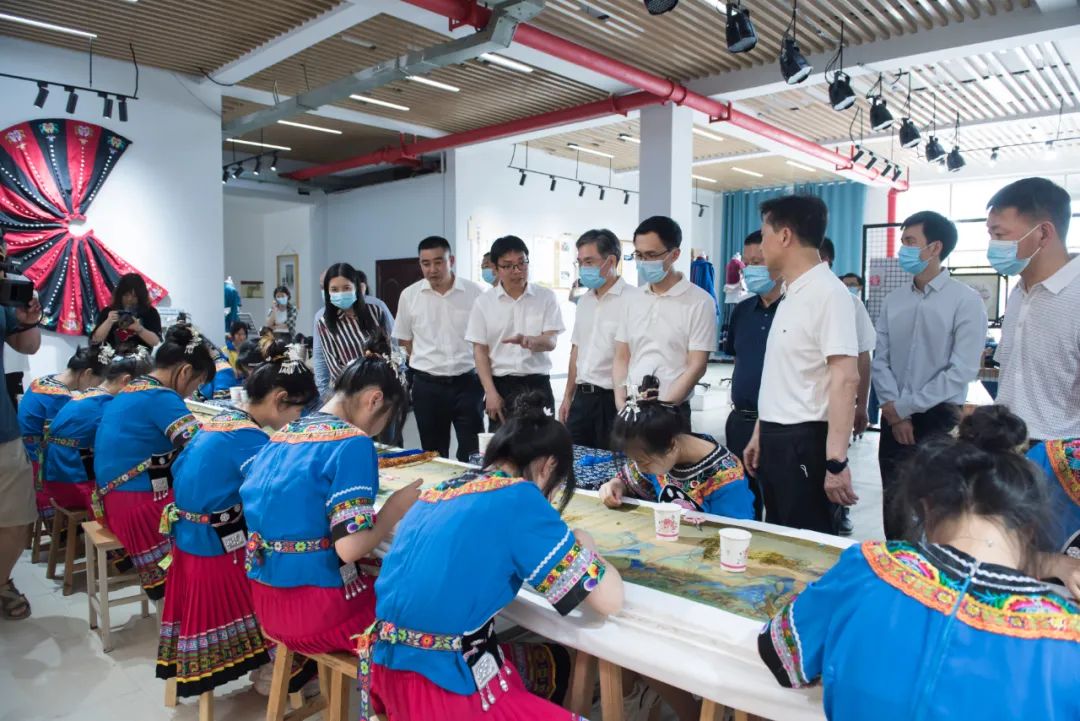 东莞市委常委、市委政法委书记梁杰钊一行到松桃中等职业学校调研