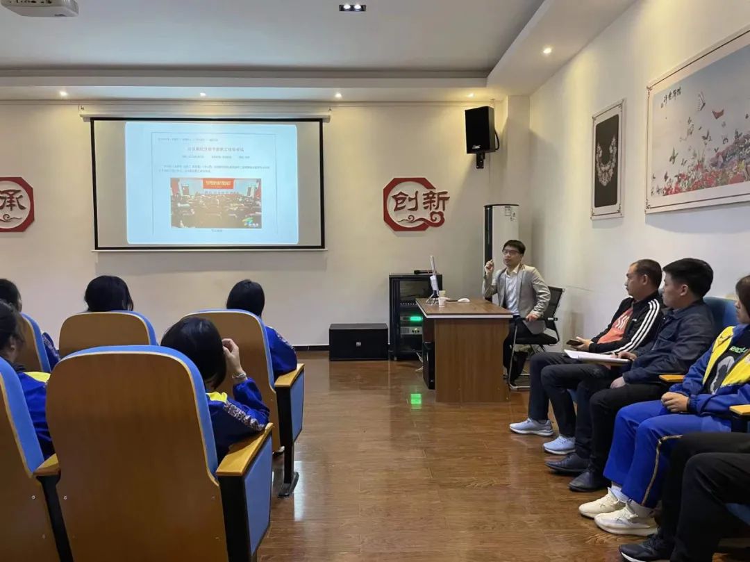 松桃中等职业学校摄影协会开展通讯写作讲座