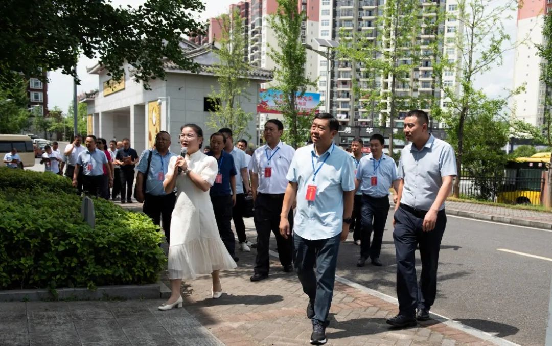 石敏率省市县人大代表调研组深入松桃中等职业学校调研