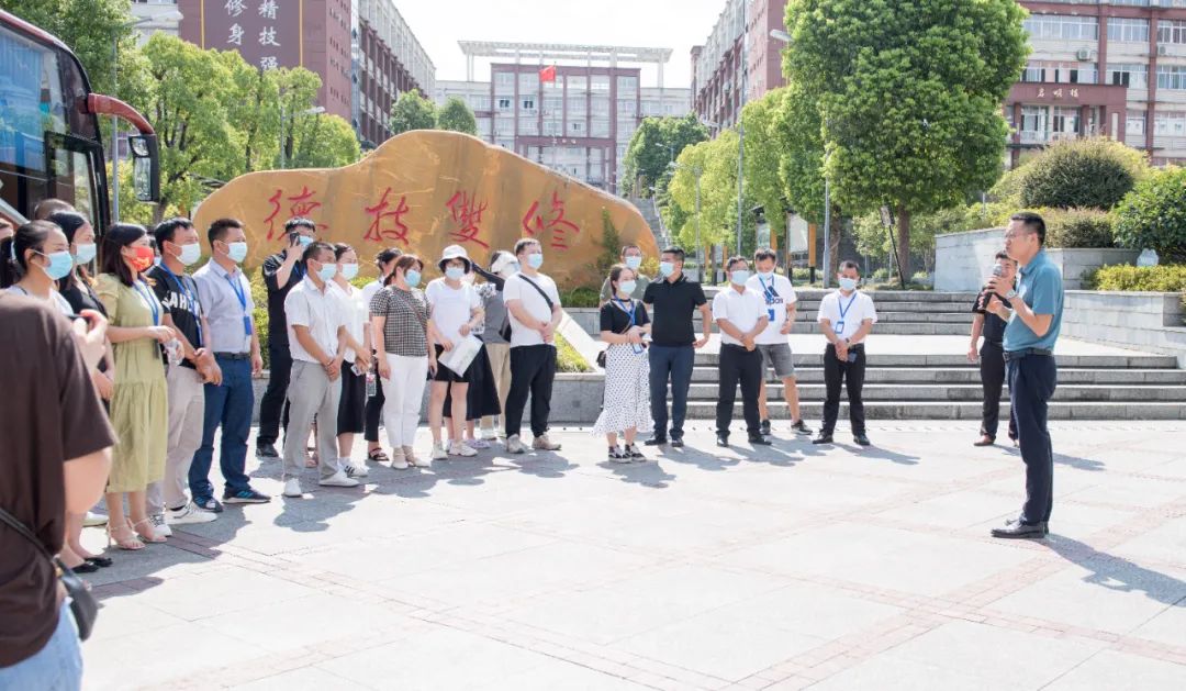 市东西部协作助推乡村振兴工作能力提升专题培训班全体成员来校参观