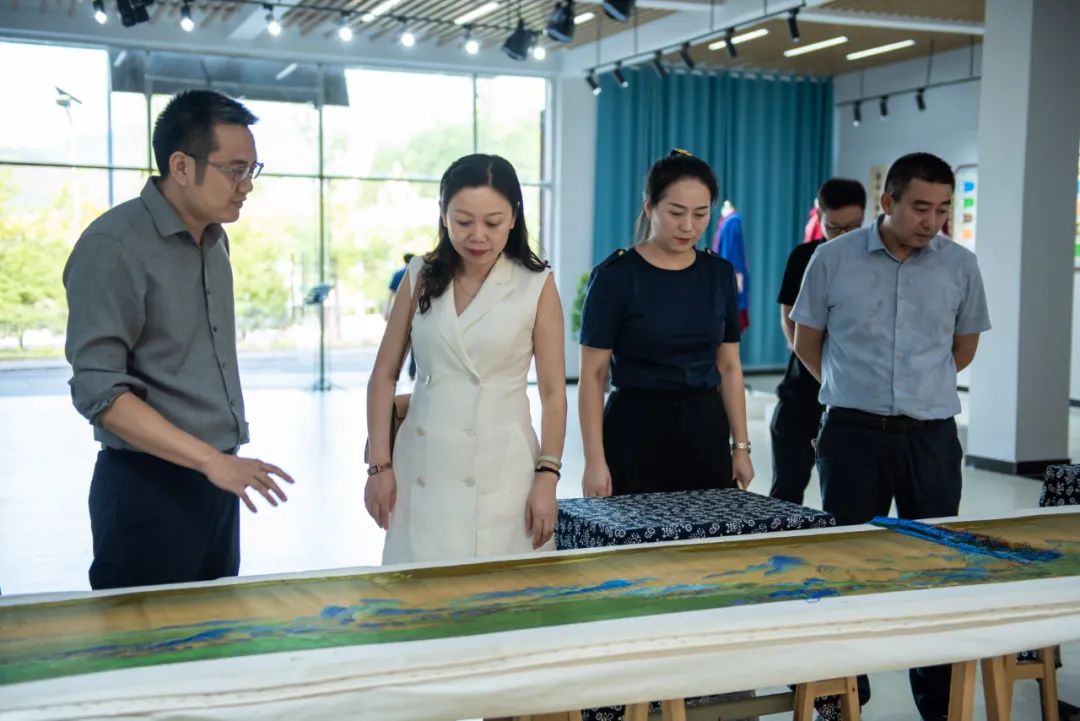 区群到县中等职业学校检查开学工作