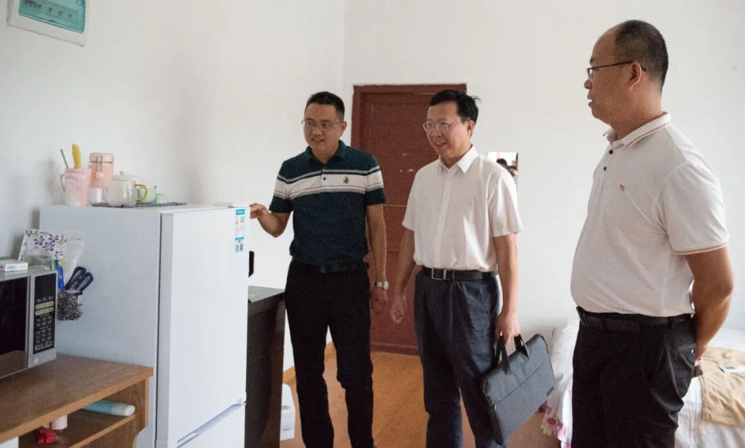 莫伟鸣、黄沛民一行来校看望东莞教育人才“组团式”帮扶县职校专业教师团队