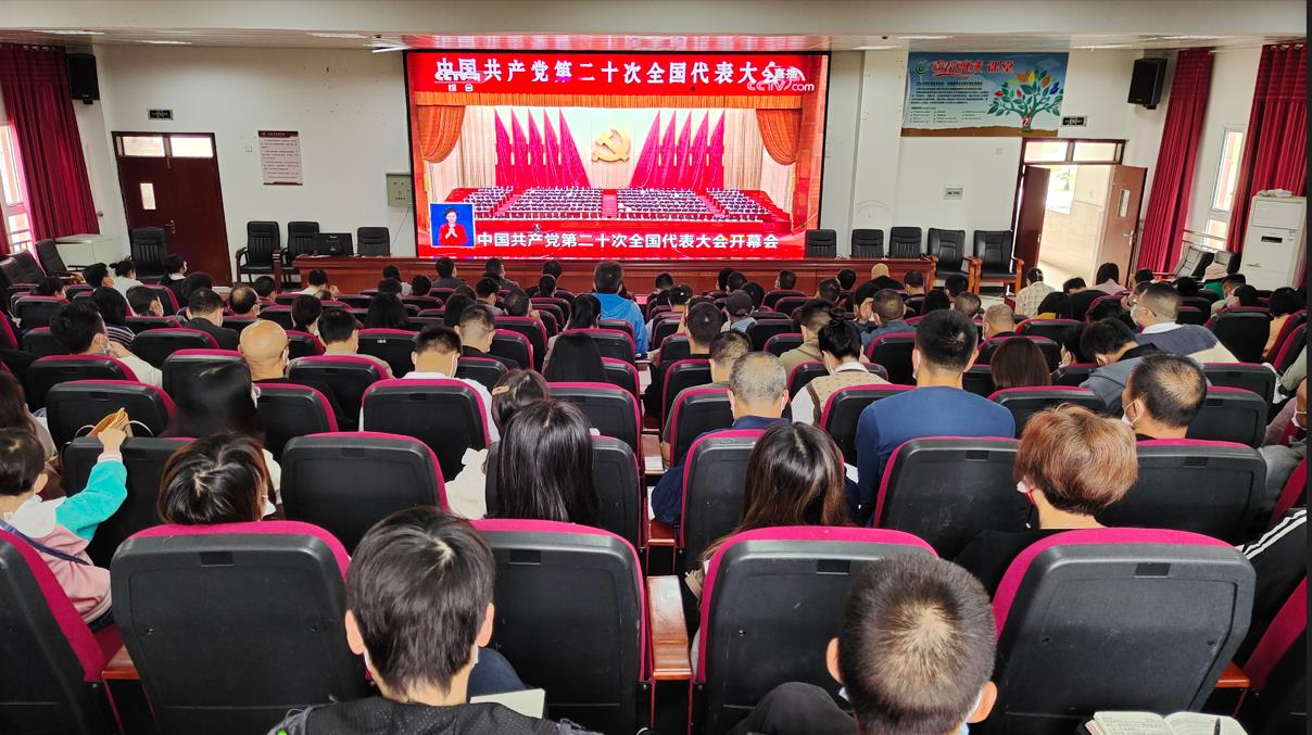 县中等职业学校集中收看党的二十大开幕会