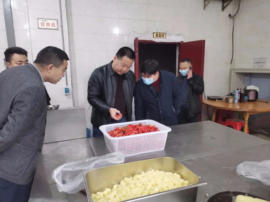 何支六到县中等职业学校督查校园食品安全工作