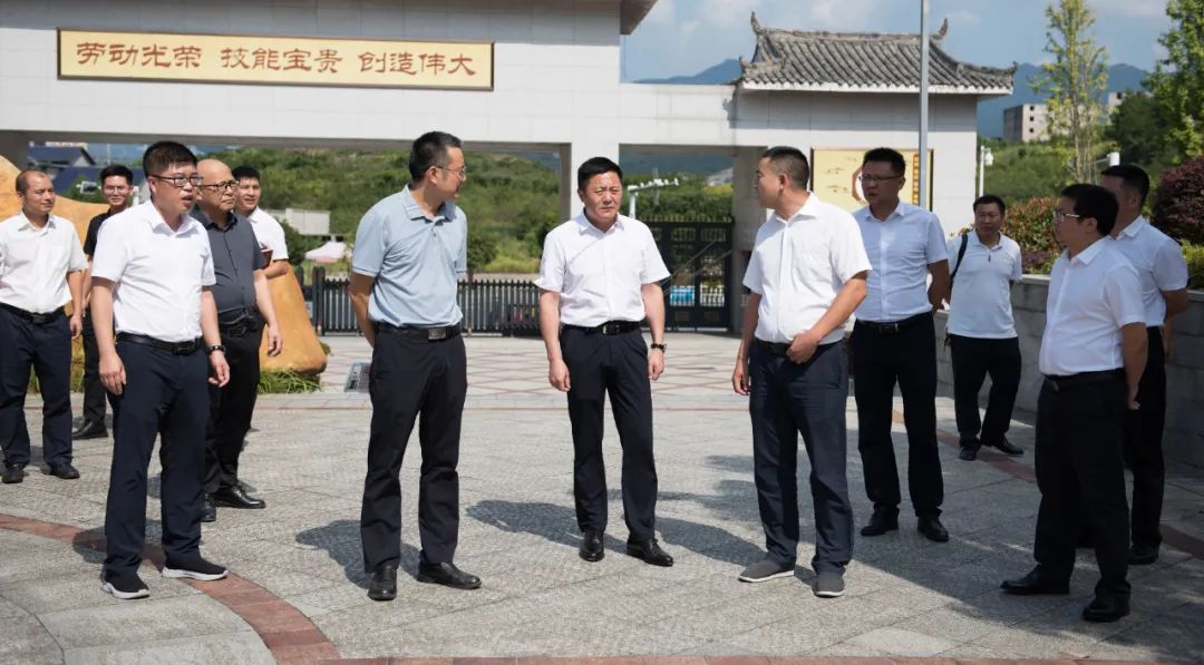 陈琪到县中等职业学校开展教师节慰问活动