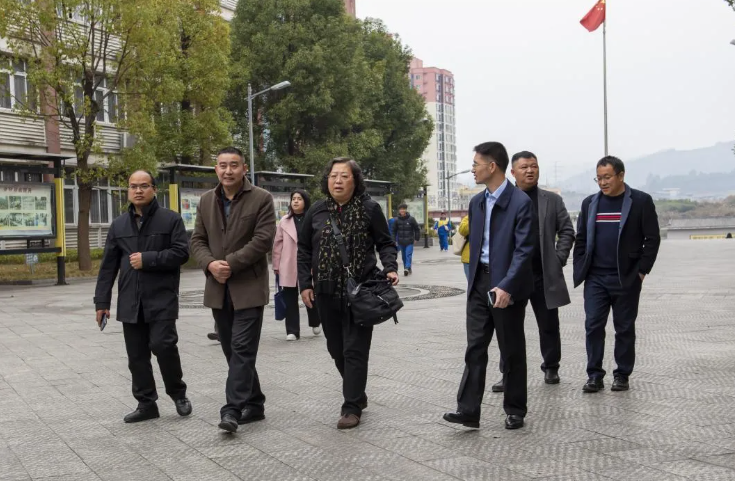 王晓红一行到校调研指导“组团式”帮扶工作