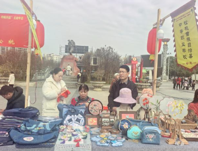 我校吴仙花名家工作室携苗绣精品亮相市女企业家协会年会