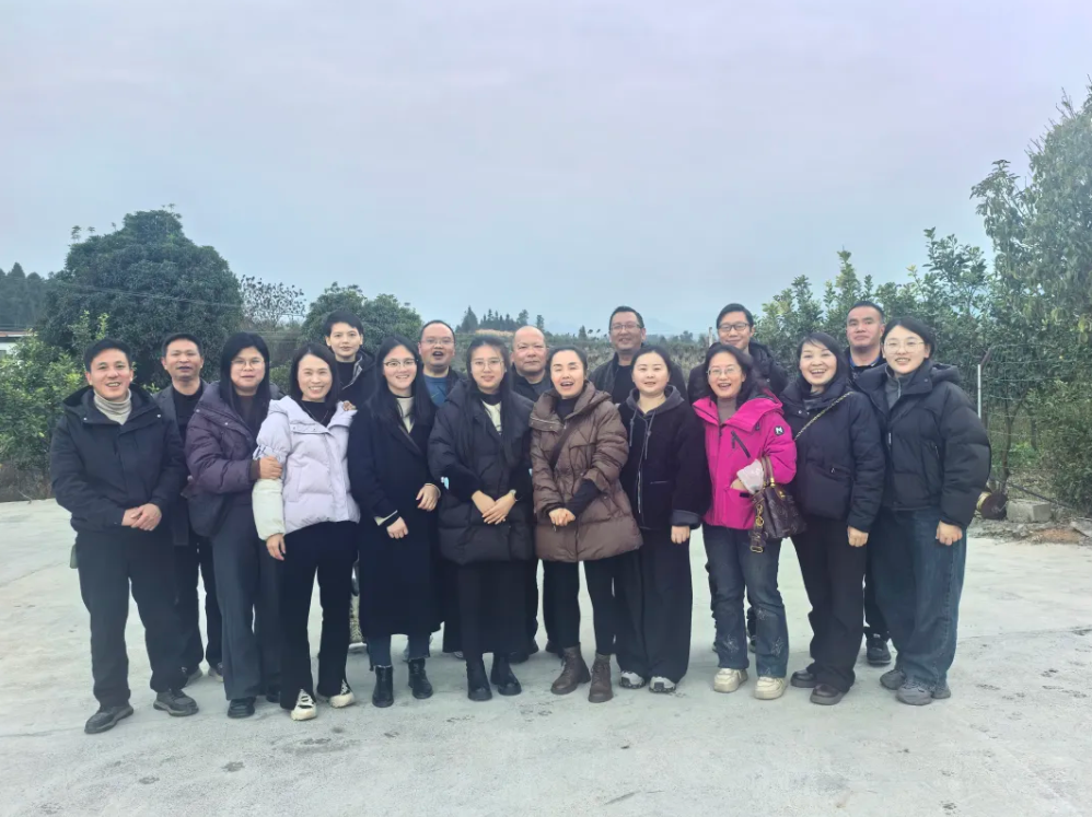 寒冬慰问送关怀 情系乡村显担当---松桃苗族自治县中等职业学校语文教研组全体教师到大坪场镇干串村慰问驻村第一书记杨秀举老师