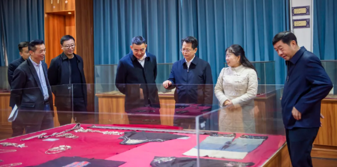 胡洪成一行到松桃职校调研民族文化传承与职业教育发展
